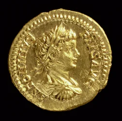 Aureus (avers) avec la tête de Caracalla (196-217 après J.-C.) drapée, cuirassée, portant une couronne de laurier. Inscription : ANTONINVS PIVS AVG